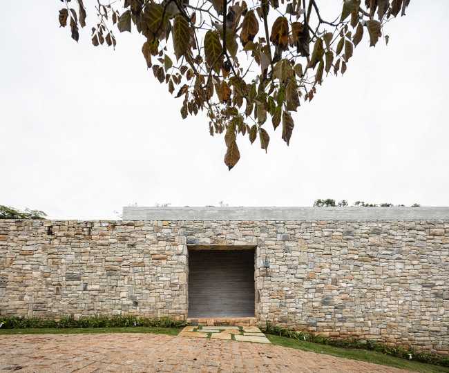 Villa con cemento y piedra que se funden